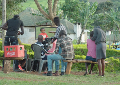Coiffeurs (jour de match de football) dans un  village de travailleurs du thé, Siret Tea Estate, près de Nandi Hills, Kenya, février 2020