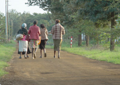 Ouvrières rentrant chez elle et se dépêchant pour prendre le bus, Cie "Red Lands Roses", Ruiru, Kenya, mars 2020