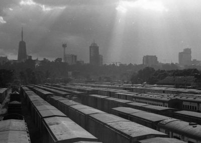 Point de vue depuis une passerelle sur le quartier des affaires, près du Musée du Train, Nairobi, Kenya, mars 2020